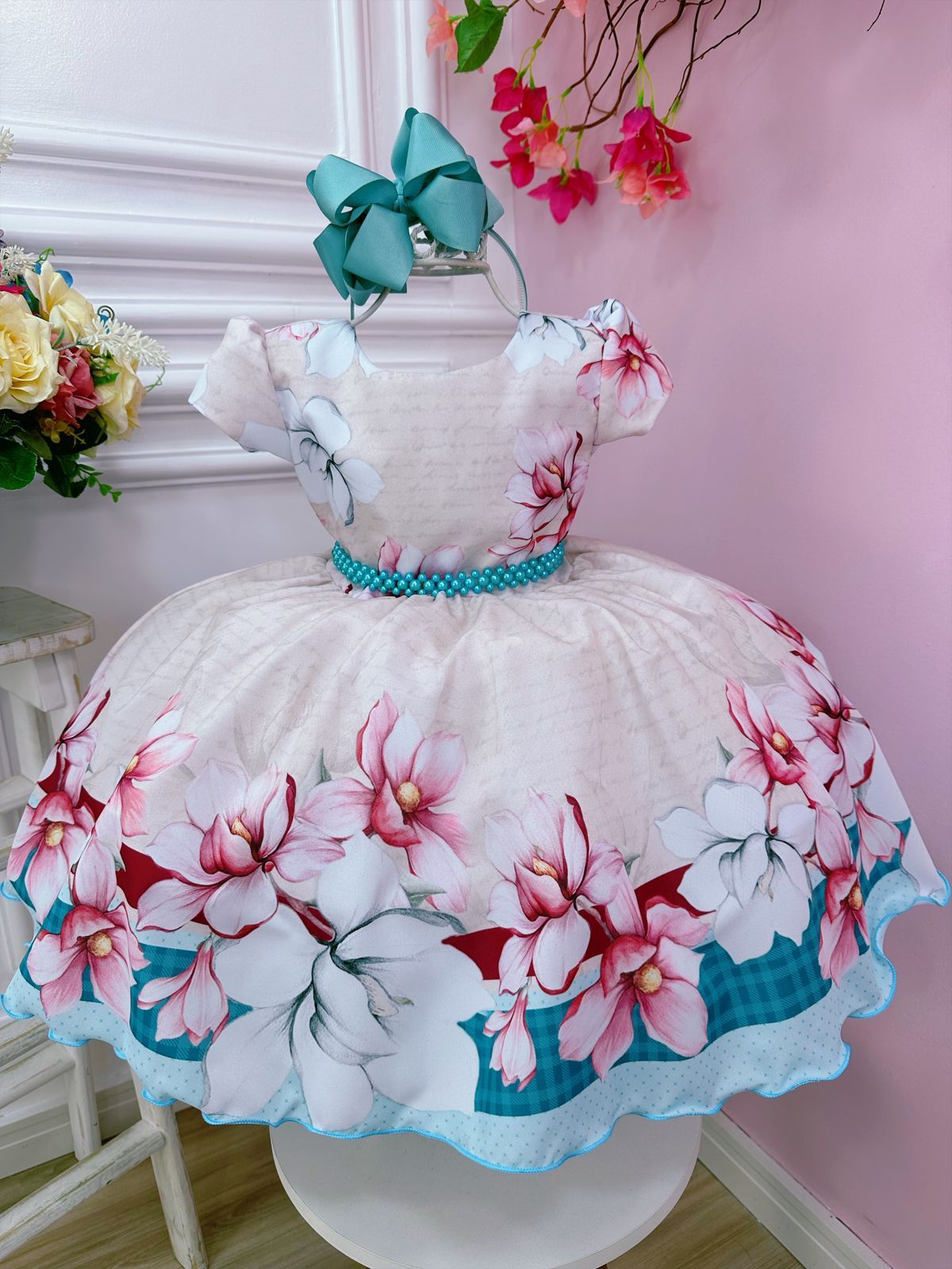 Vestido infantil de primavera con flores de marfil y cinturón de perlas