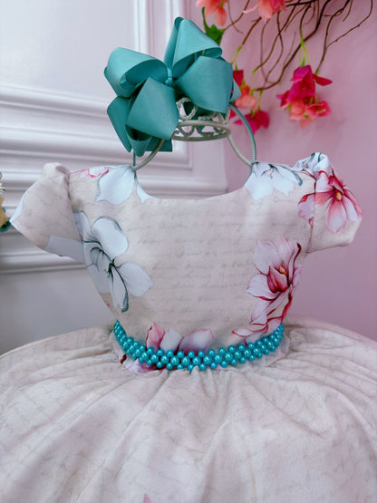 Vestido infantil de primavera con flores de marfil y cinturón de perlas