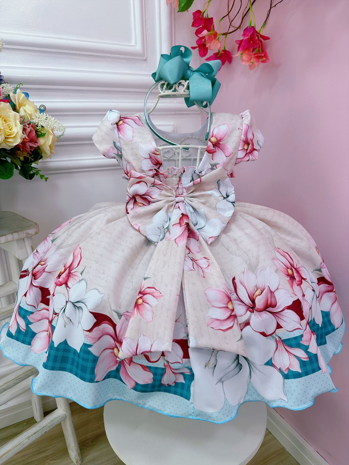 Vestido infantil de primavera con flores de marfil y cinturón de perlas