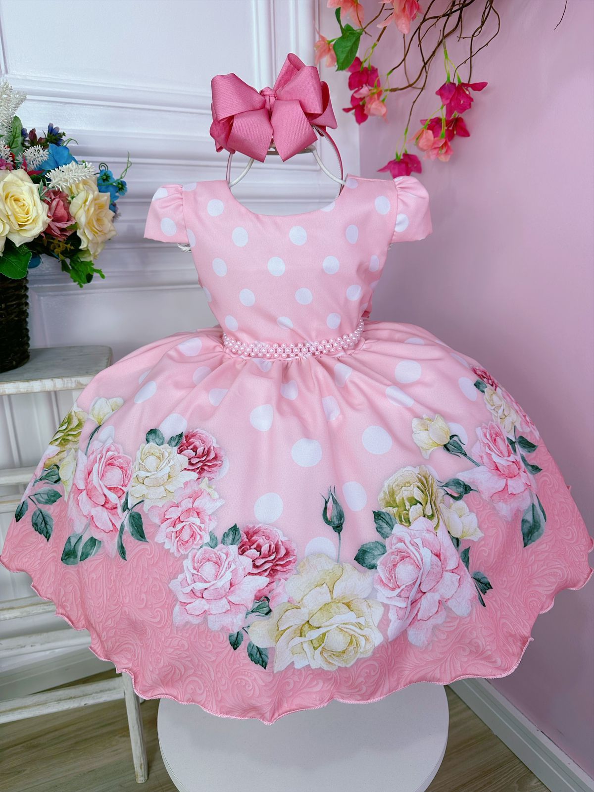Vestido floral de primavera rosa bebé con cinturón de perlas