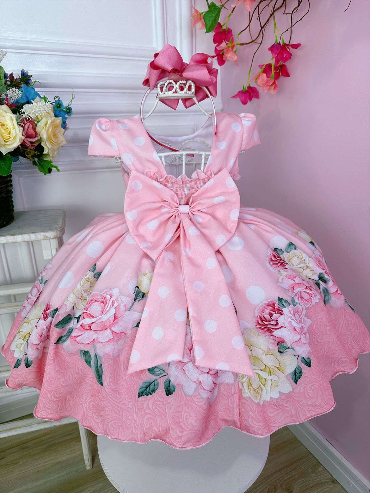 Vestido floral de primavera rosa bebé con cinturón de perlas