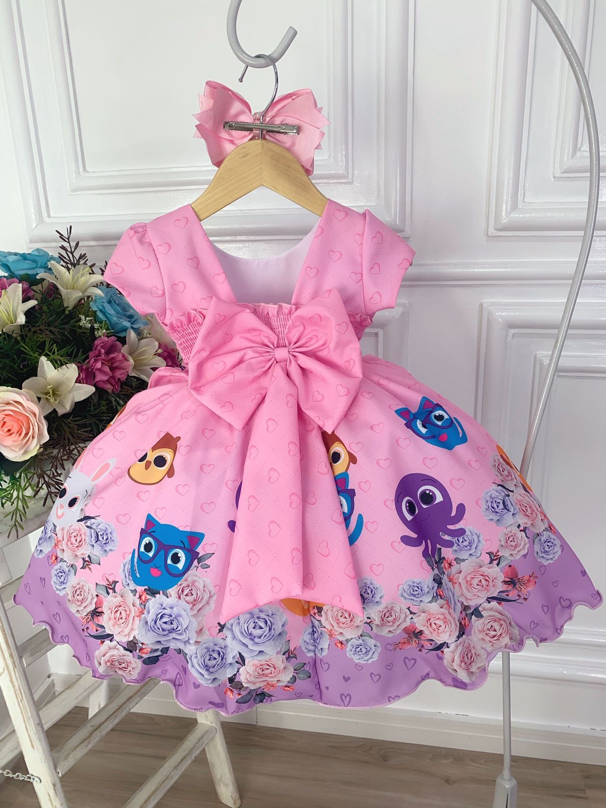 Vestido infantil floral Bolofofos rosa con cinturón de perlas