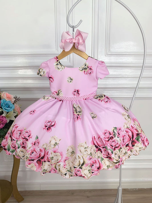 Vestido infantil de primavera con flores rosas y cinturón de perlas