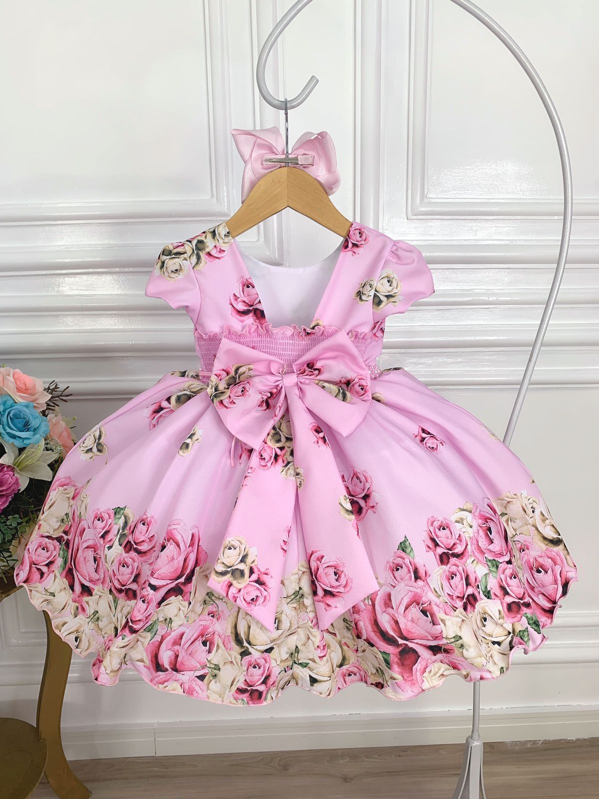 Vestido infantil de primavera con flores rosas y cinturón de perlas
