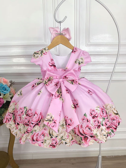 Vestido infantil de primavera con flores rosas y cinturón de perlas