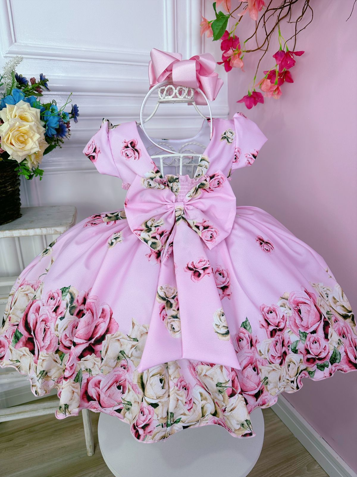 Vestido infantil de primavera con flores rosas y cinturón de perlas
