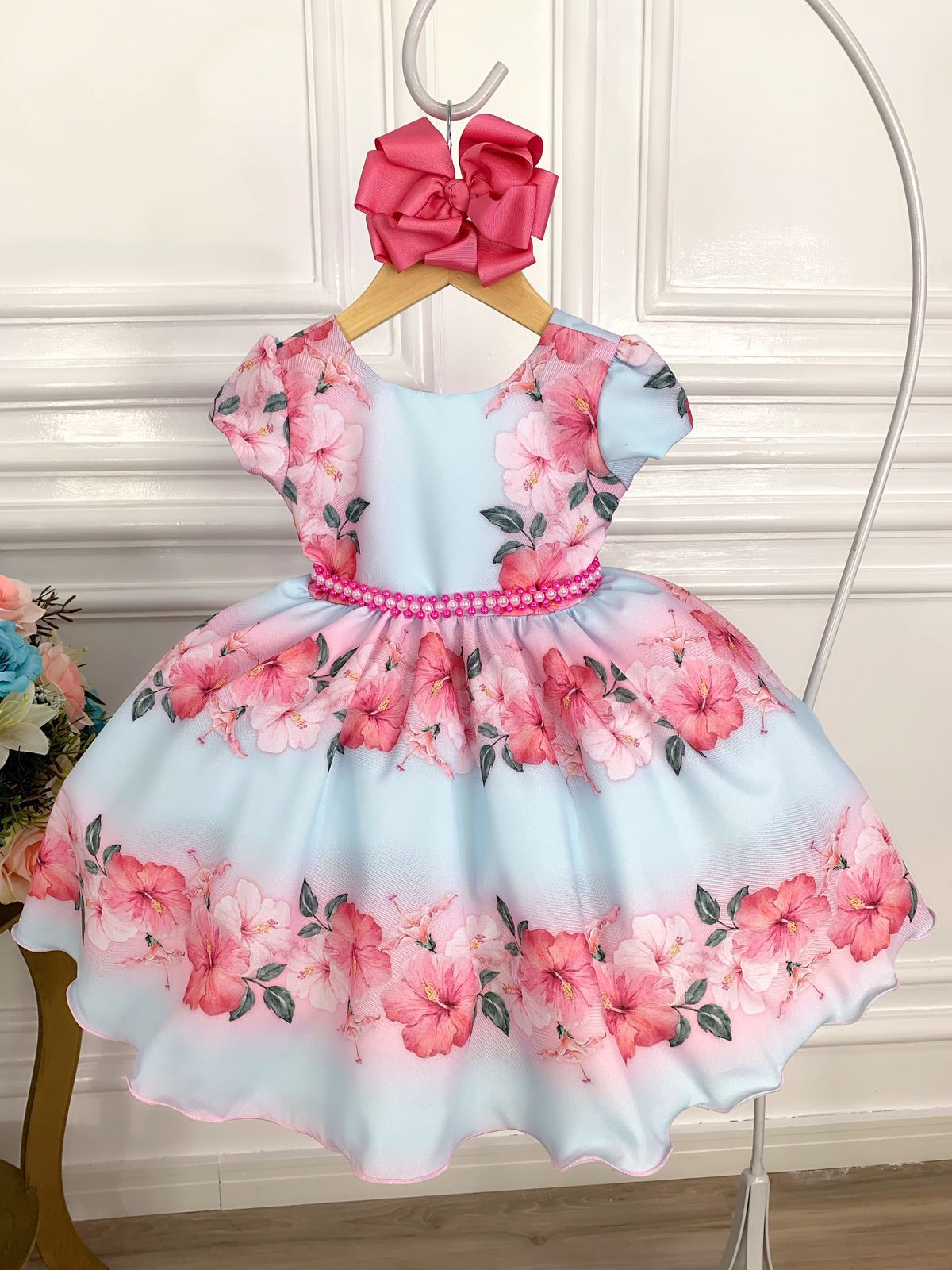 Vestido floral de primavera en azul bebé con cinturón de perlas