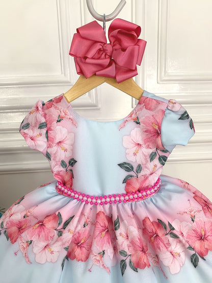 Vestido floral de primavera en azul bebé con cinturón de perlas
