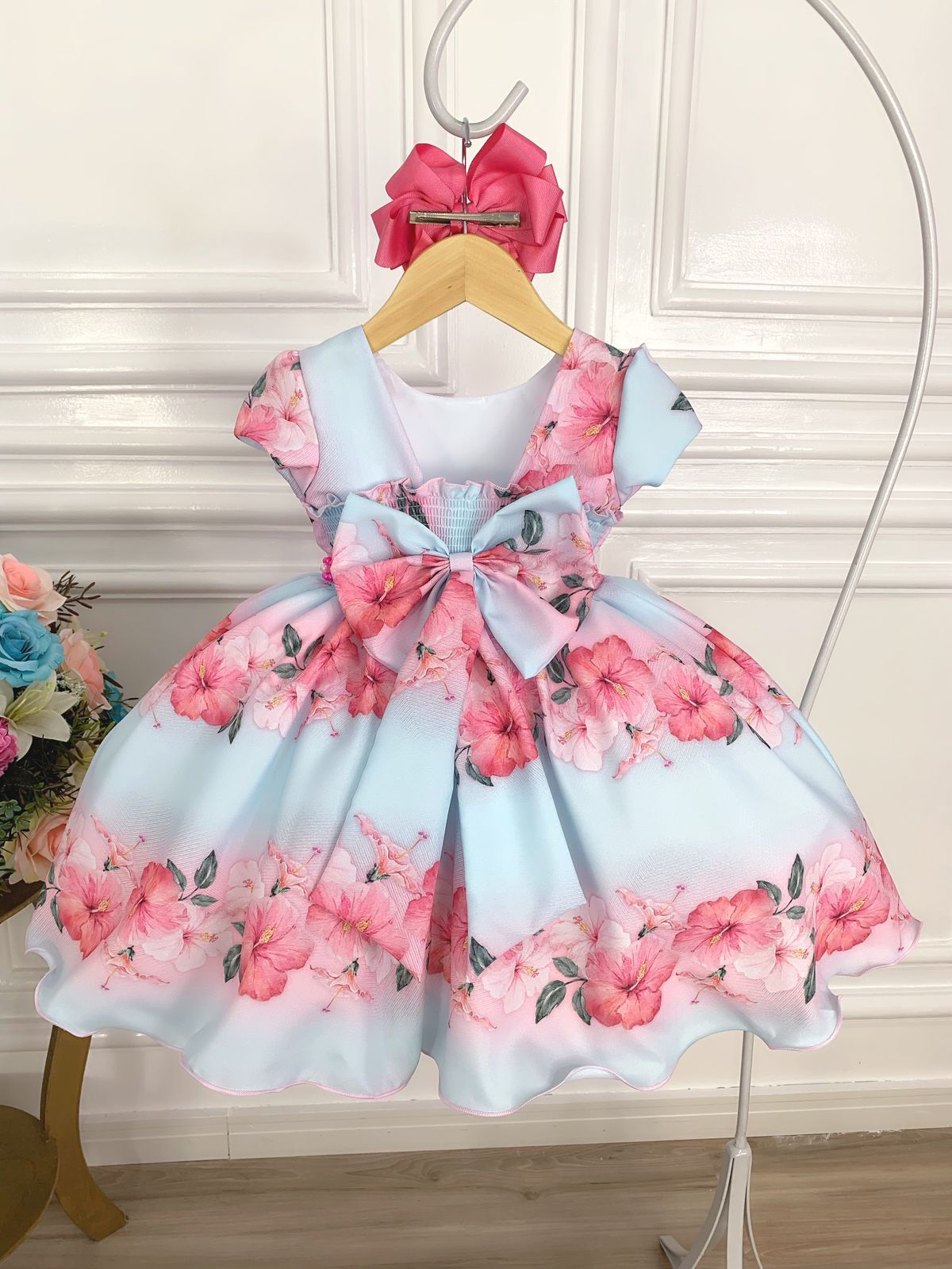 Vestido floral de primavera en azul bebé con cinturón de perlas