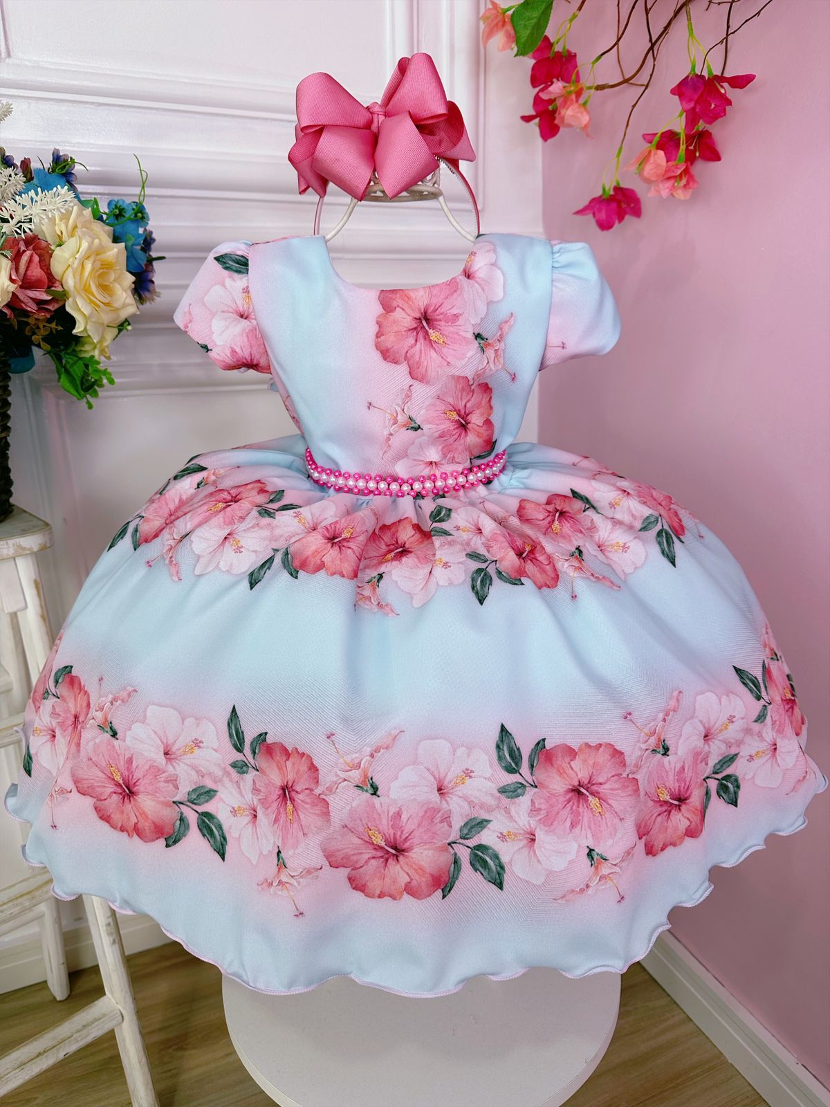 Vestido floral de primavera en azul bebé con cinturón de perlas