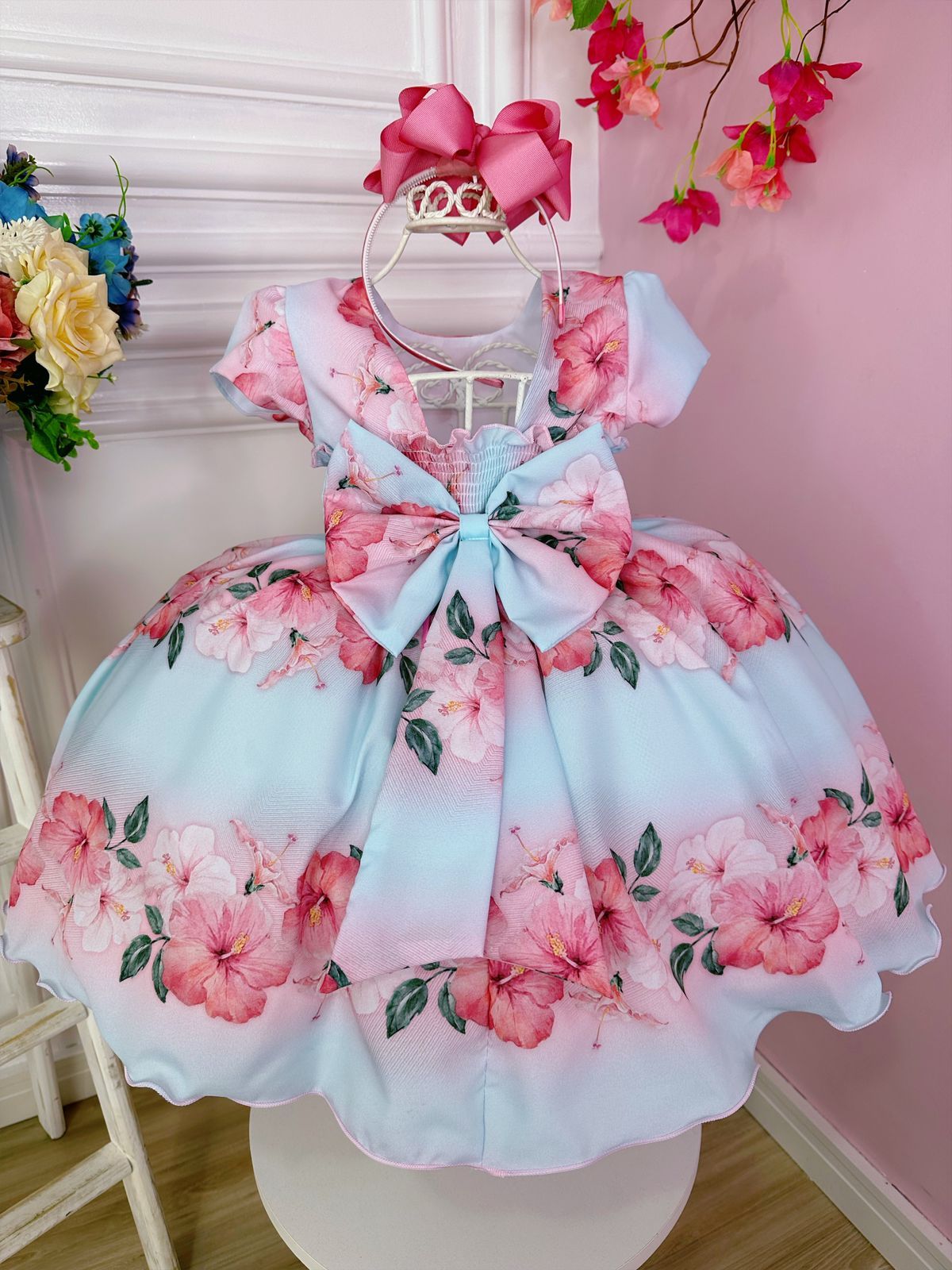 Vestido floral de primavera en azul bebé con cinturón de perlas