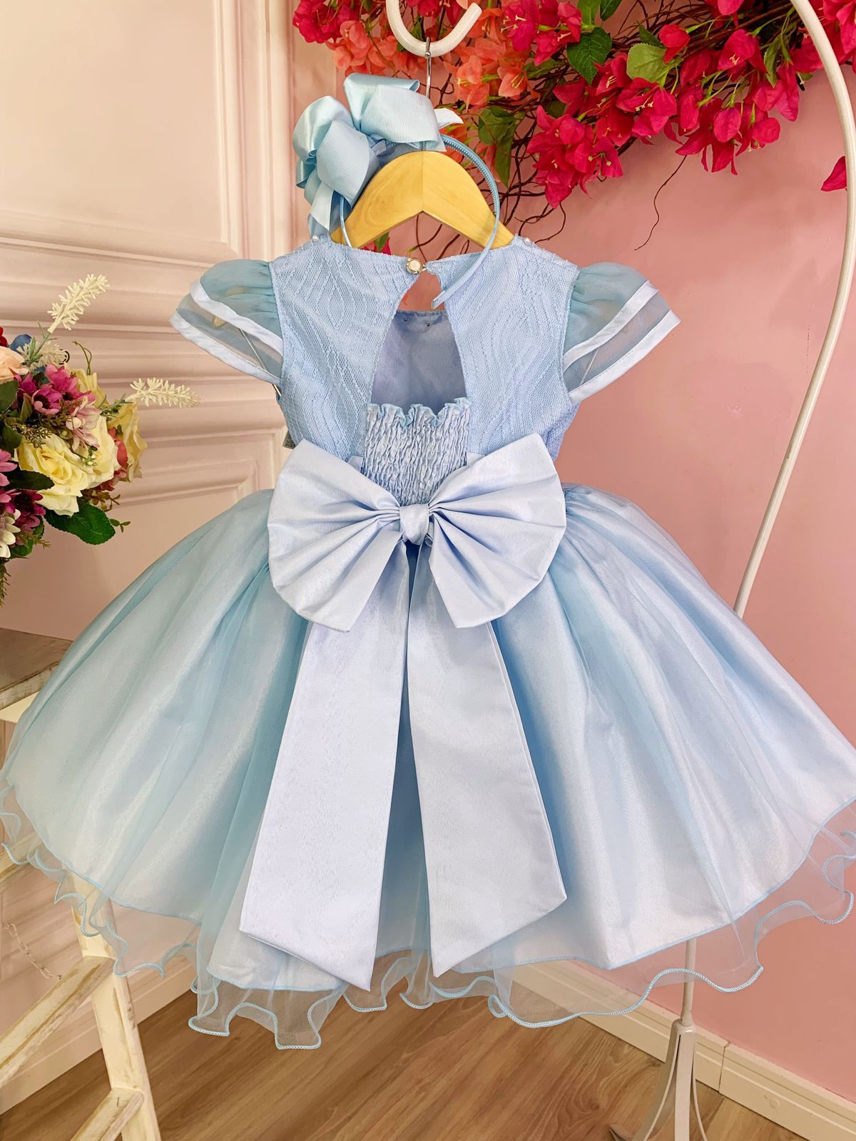 Vestido infantil azul con flores, mariposas y apliques de encaje