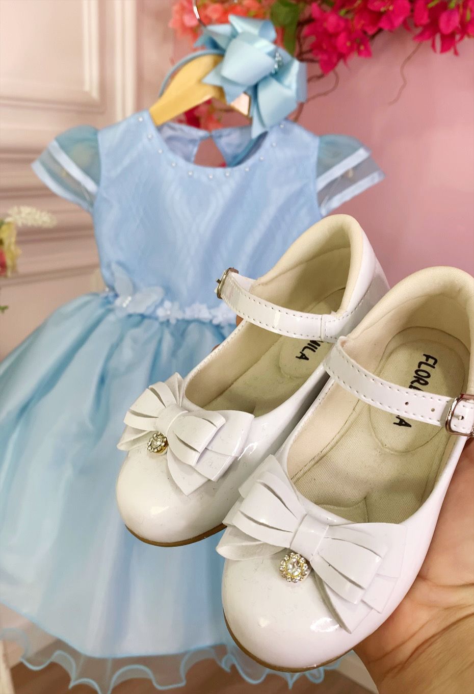 Vestido infantil azul con flores, mariposas y apliques de encaje