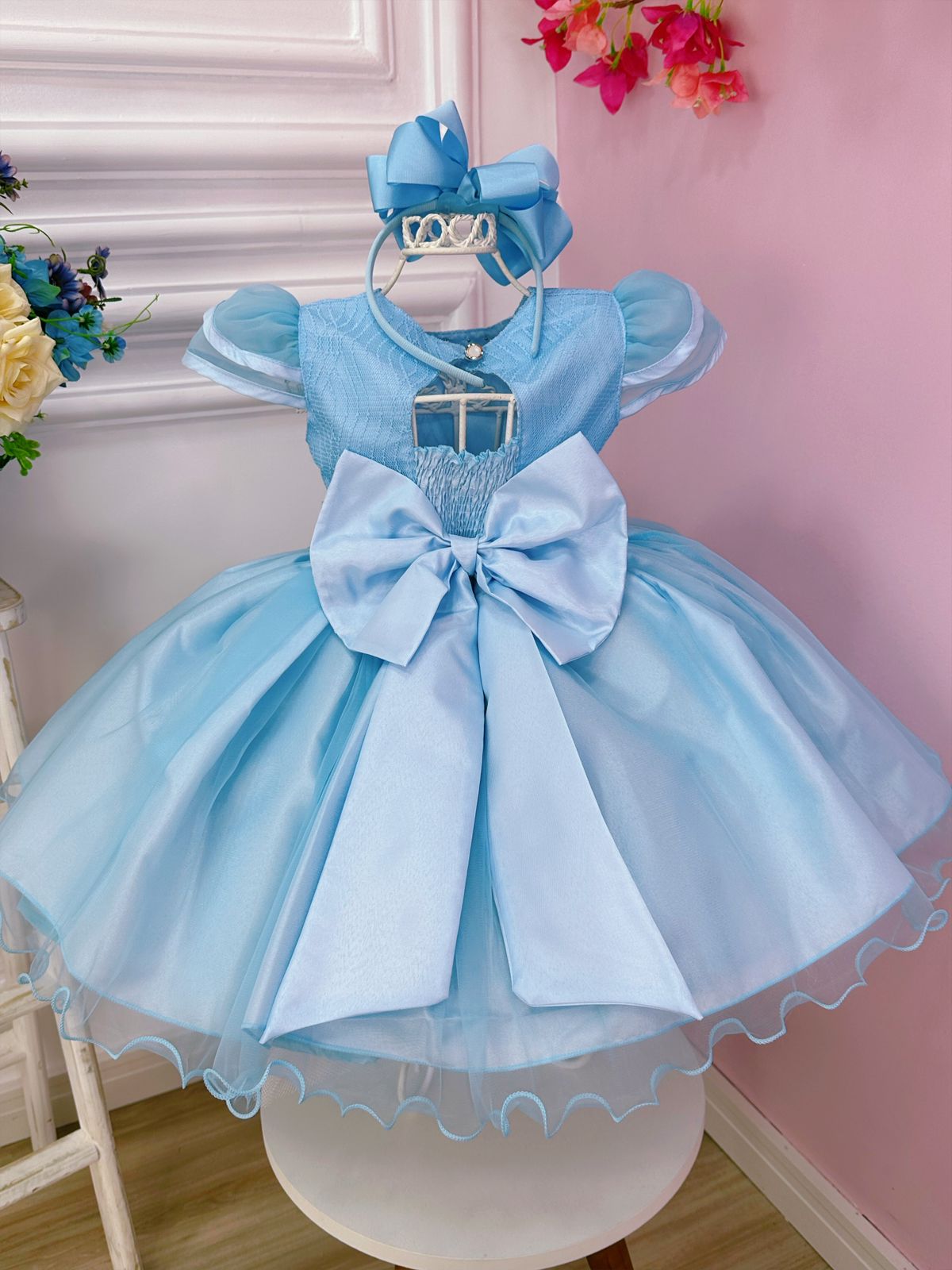 Vestido infantil azul con flores, mariposas y apliques de encaje
