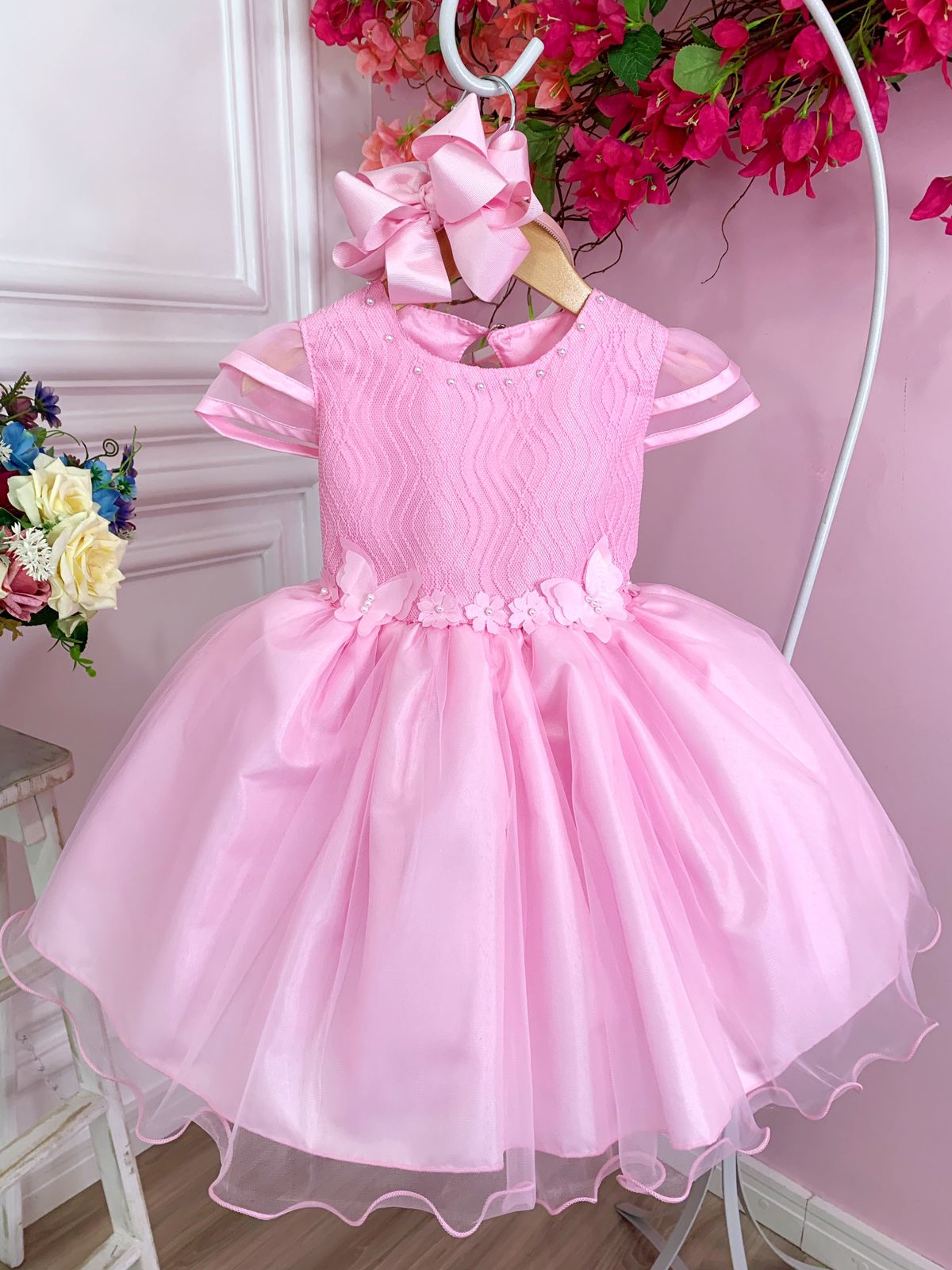 Vestido infantil rosa con flores, mariposas y apliques de encaje