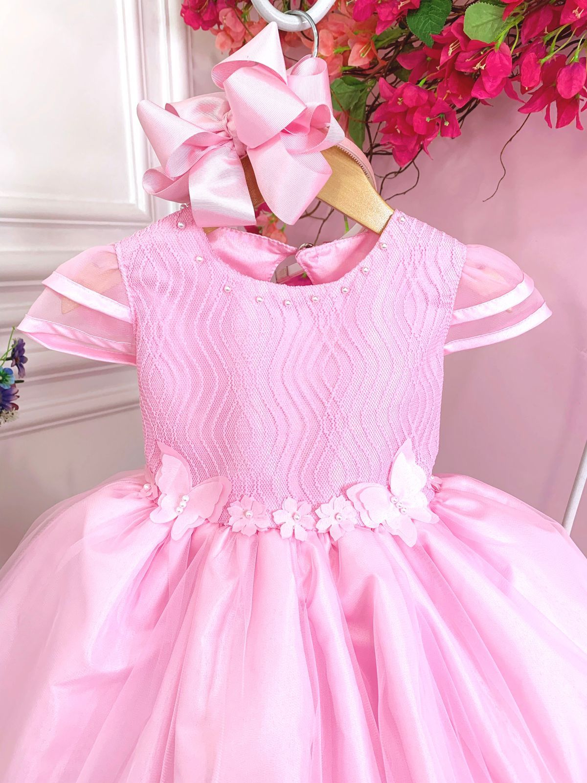 Vestido infantil rosa con flores, mariposas y apliques de encaje