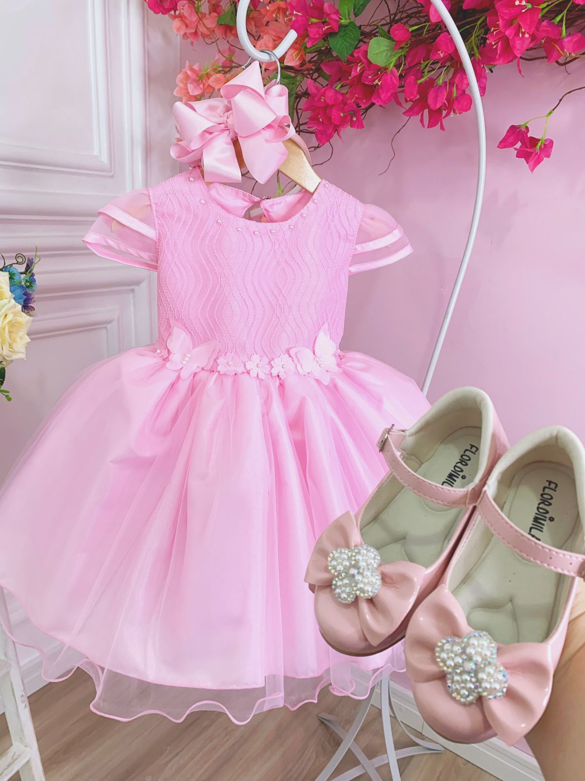 Vestido infantil rosa con flores, mariposas y apliques de encaje