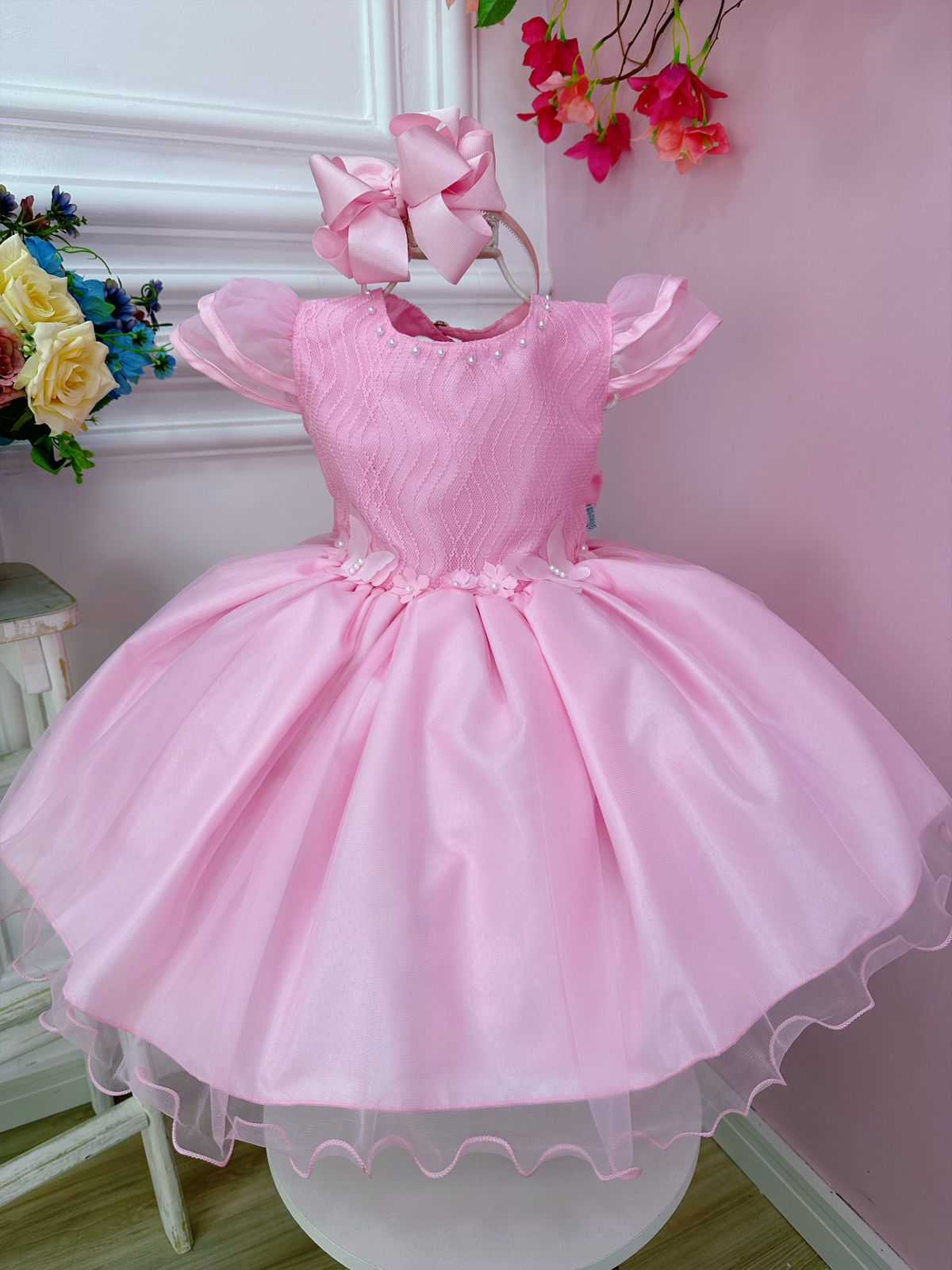 Vestido infantil rosa con flores, mariposas y apliques de encaje