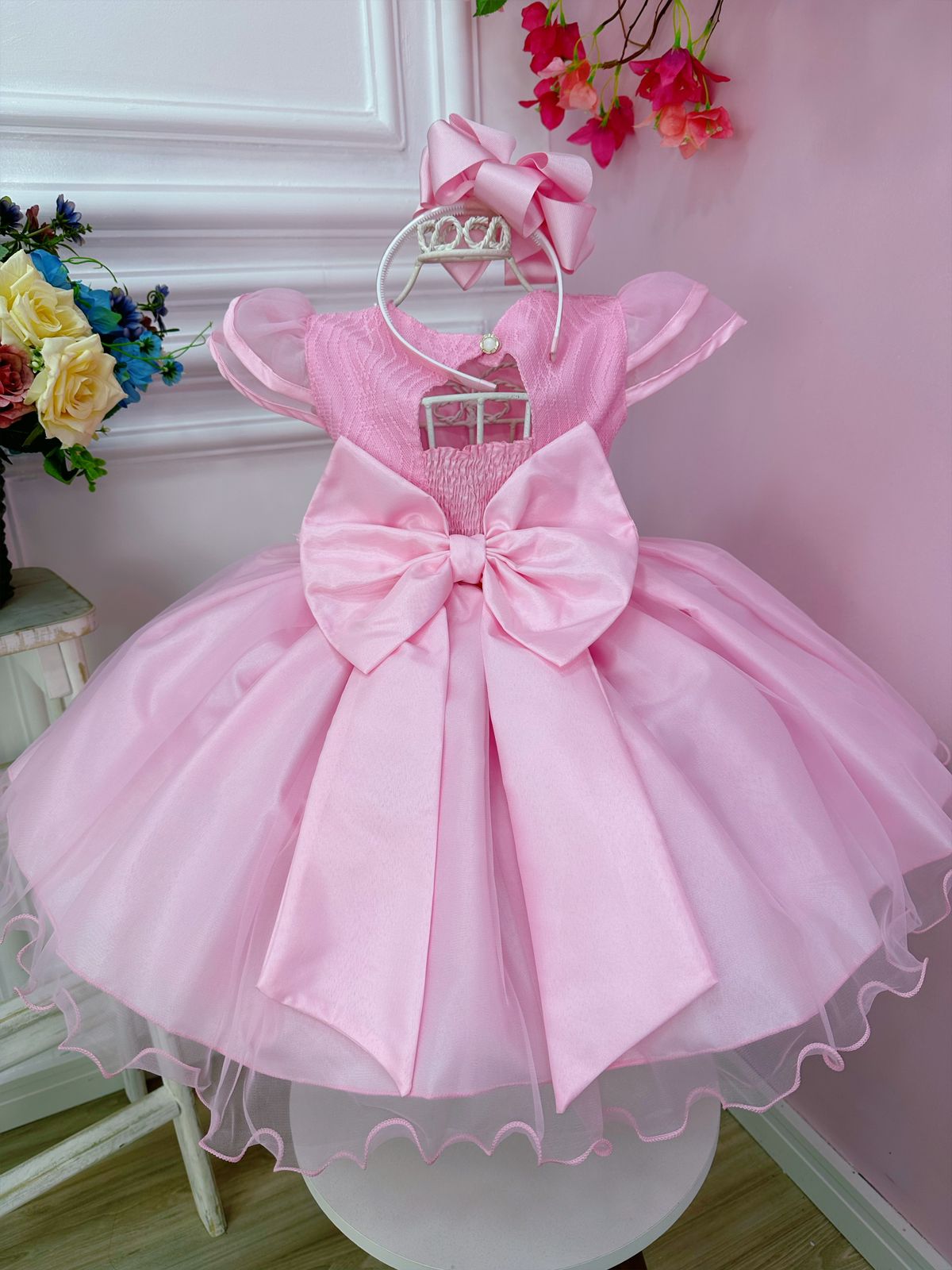 Vestido infantil rosa con flores, mariposas y apliques de encaje