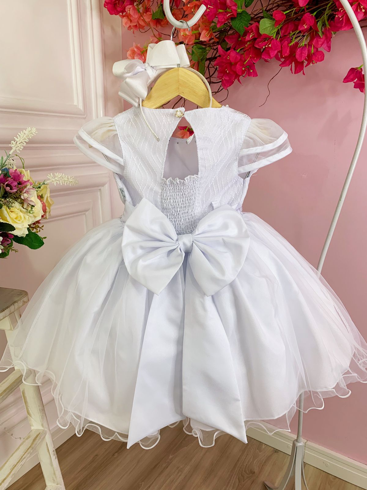 Vestido infantil blanco con flores, mariposas y apliques de encaje