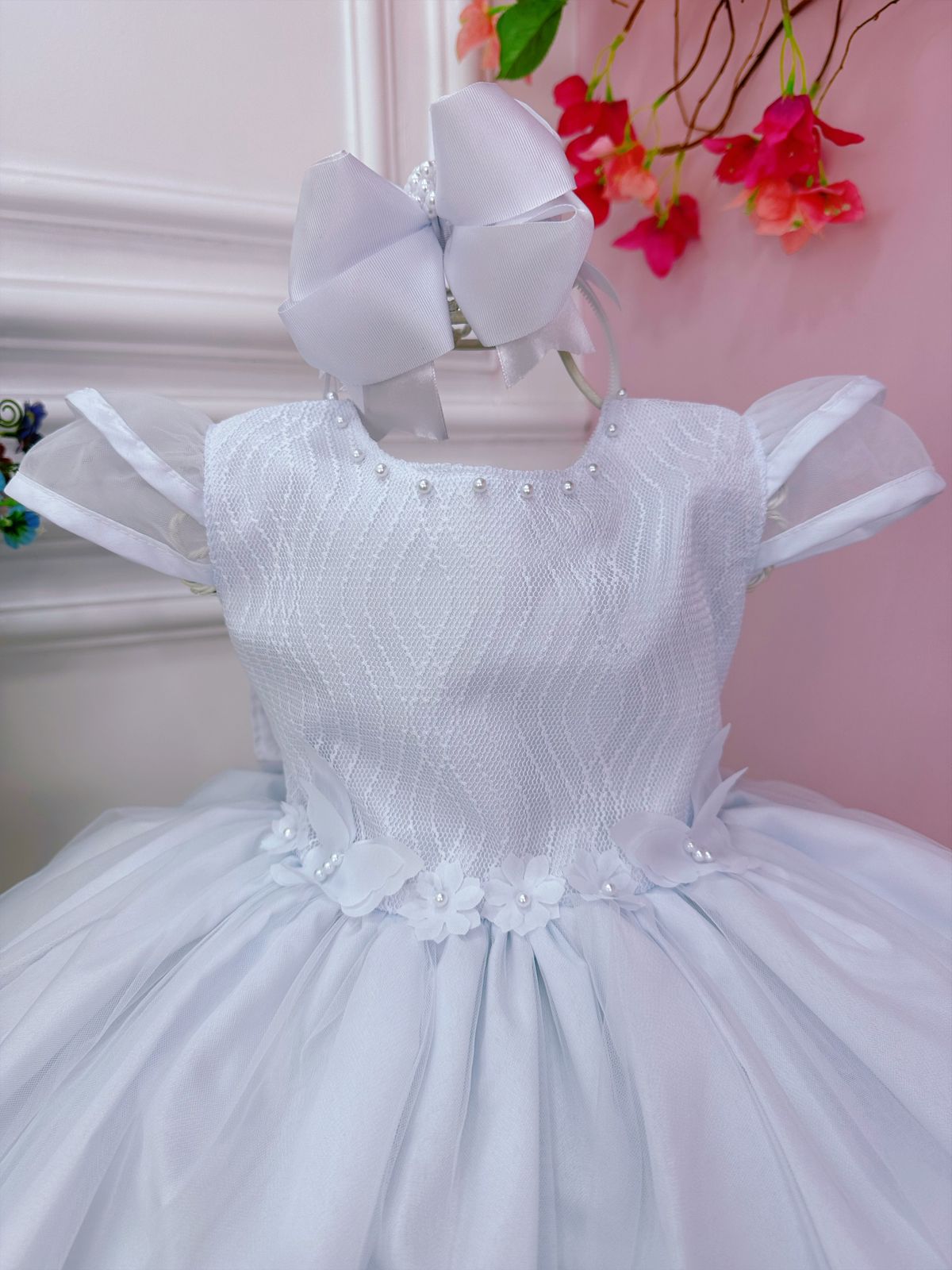 Vestido infantil blanco con flores, mariposas y apliques de encaje