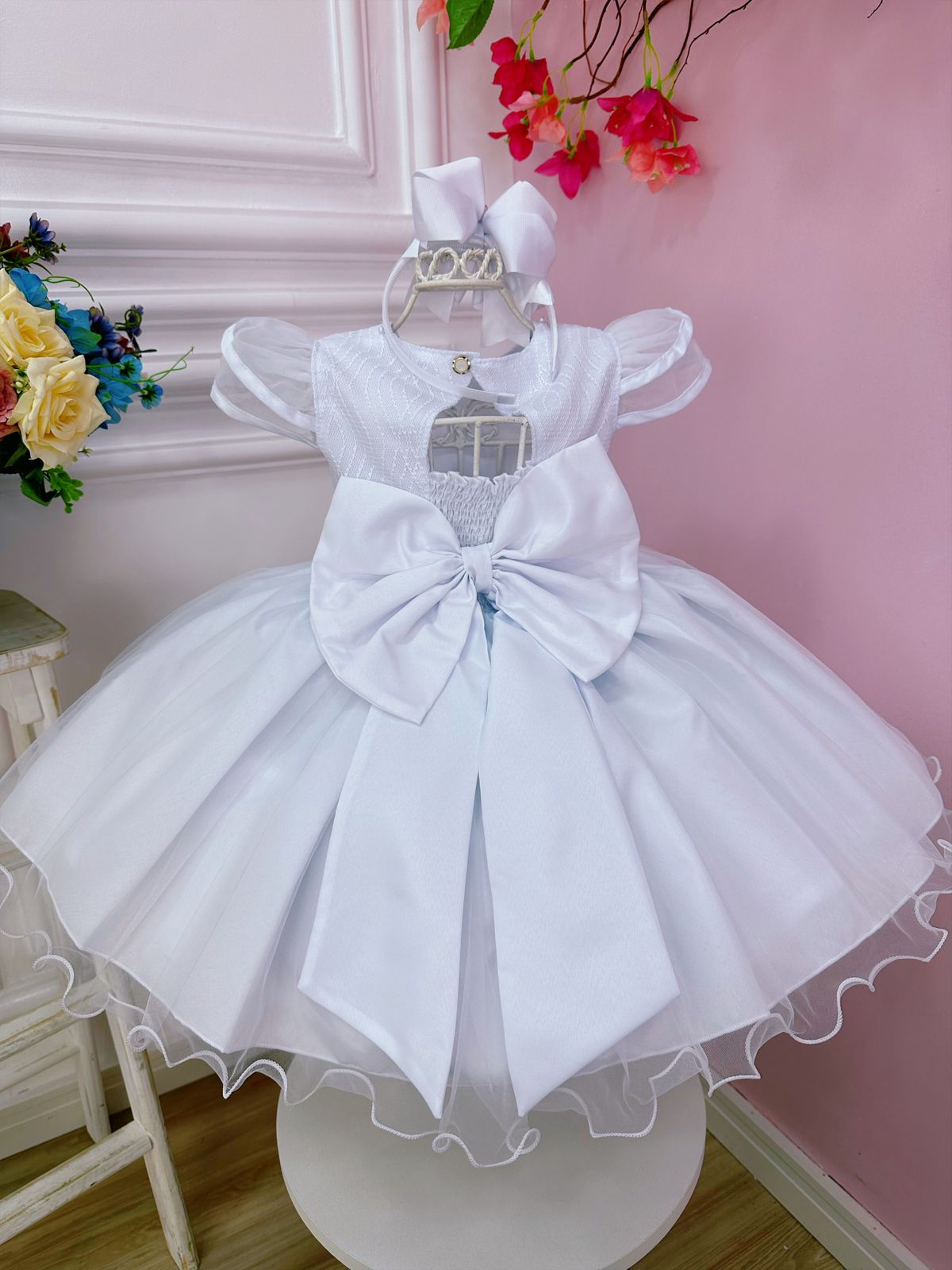 Vestido infantil blanco con flores, mariposas y apliques de encaje