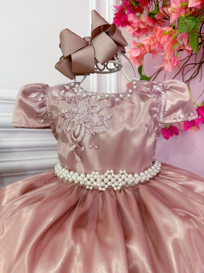 Vestido infantil rosa con encaje real y cinturón de perlas
