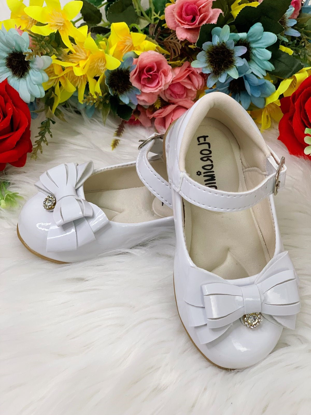 Zapato de charol blanco con lazo y flor de pedrería