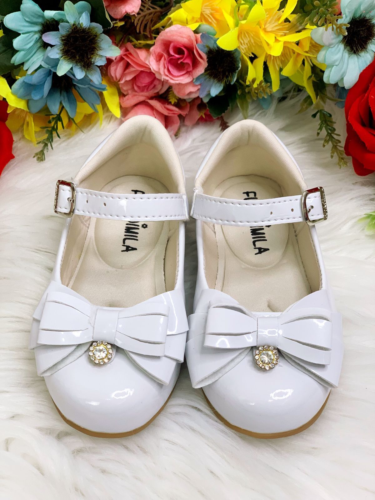 Zapato de charol blanco con lazo y flor de pedrería