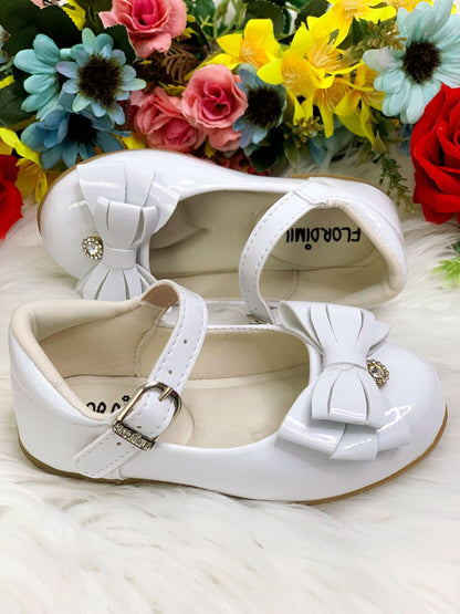 Zapato de charol blanco con lazo y flor de pedrería