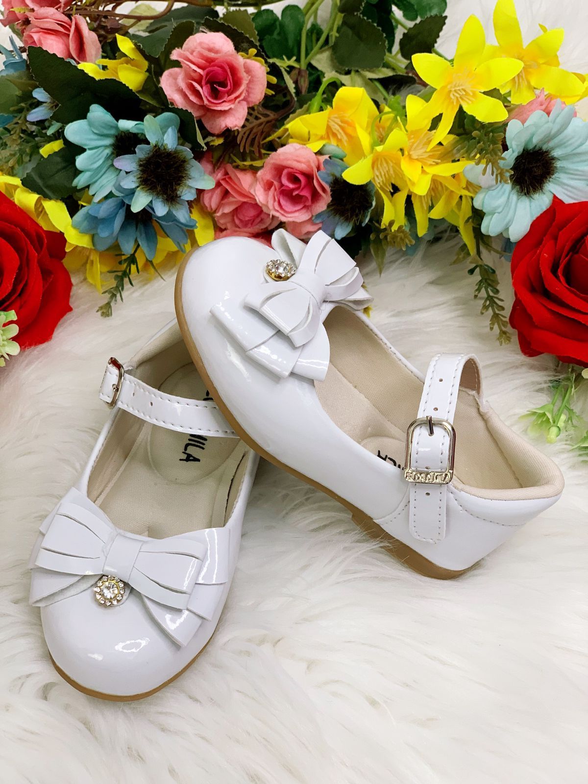Zapato de charol blanco con lazo y flor de pedrería
