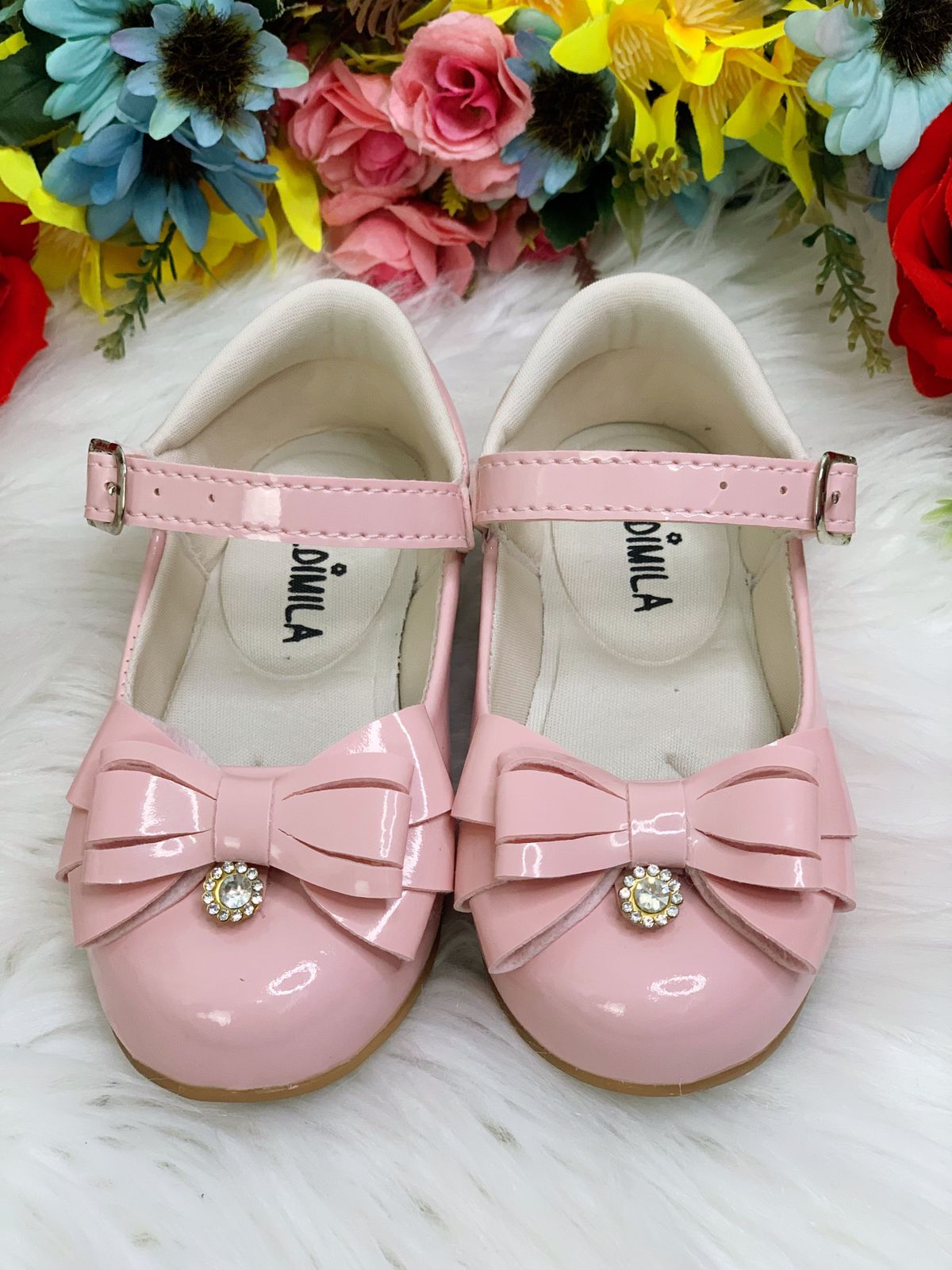 Zapatos de charol rosa con lazo y flor de pedrería