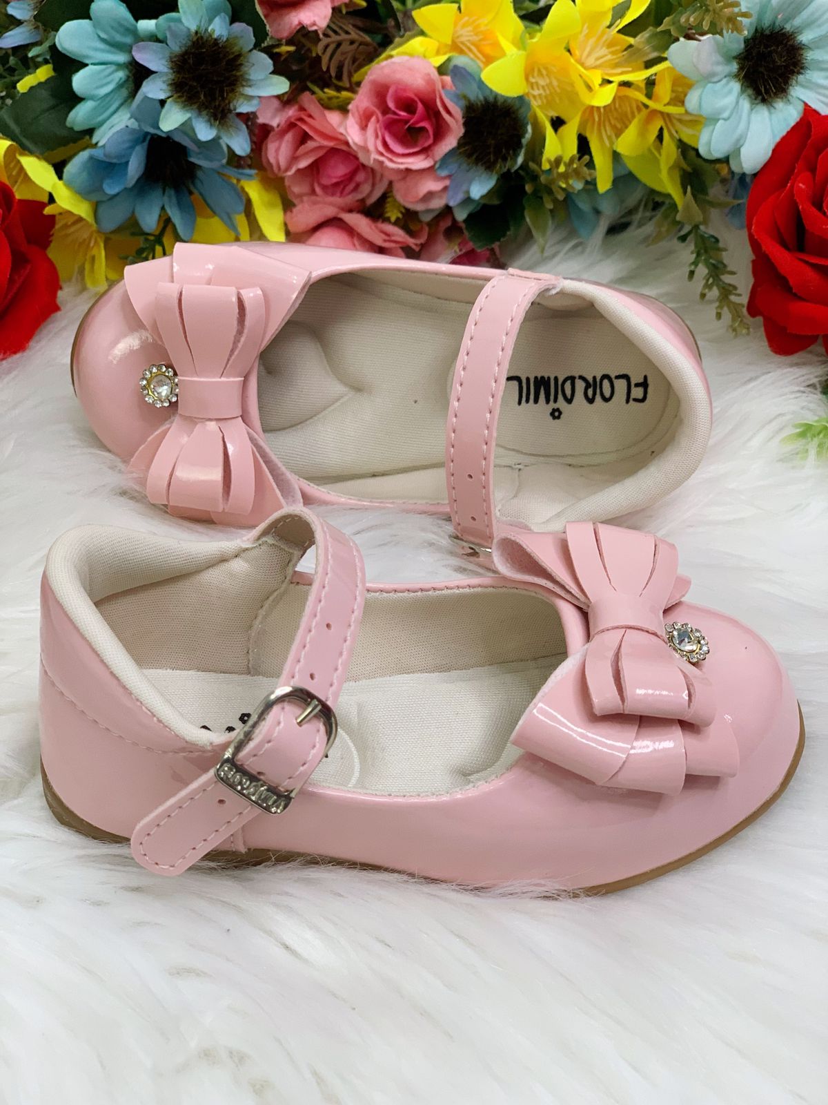Zapatos de charol rosa con lazo y flor de pedrería
