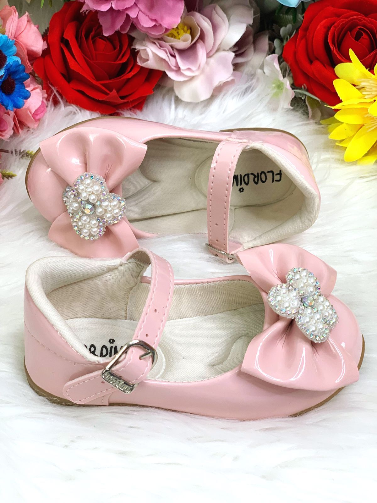 Zapatos de charol rosa con lazo y flor, pedrería y perlas 