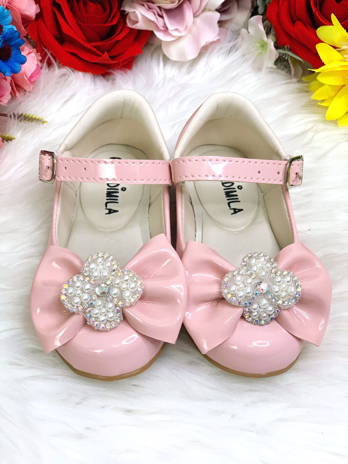 Zapatos de charol rosa con lazo y flor, pedrería y perlas 