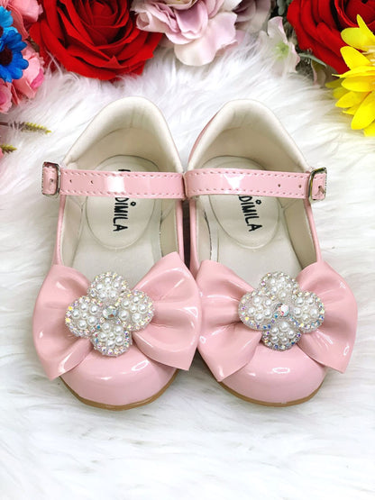 Zapatos de charol rosa con lazo y flor, pedrería y perlas 
