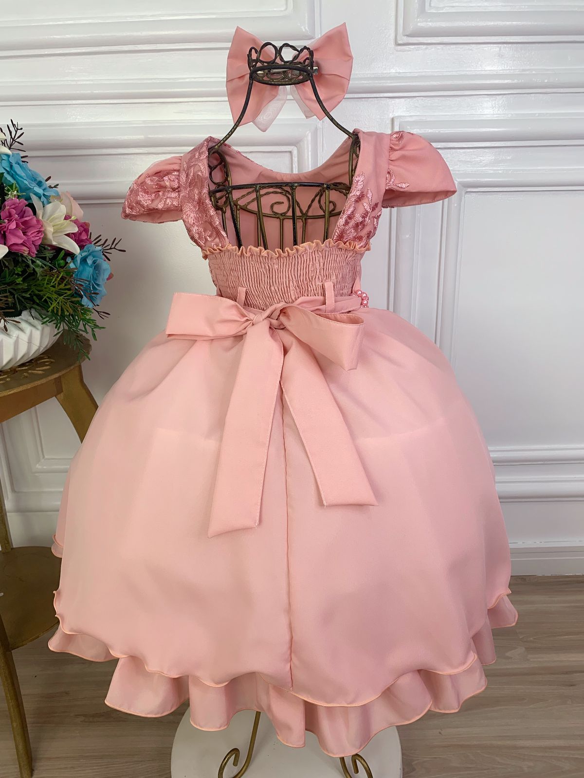 Vestido infantil rosa con encaje, cinturón de perlas y lazo