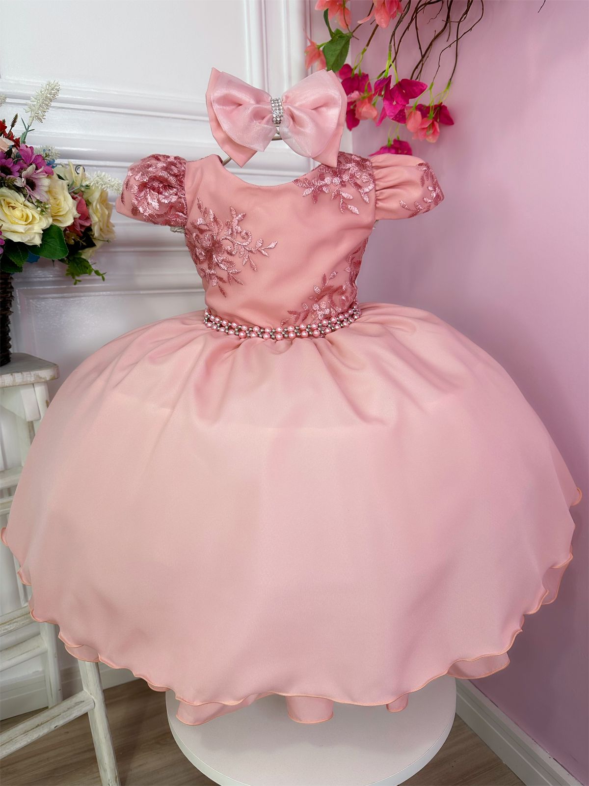 Vestido infantil rosa con encaje, cinturón de perlas y lazo