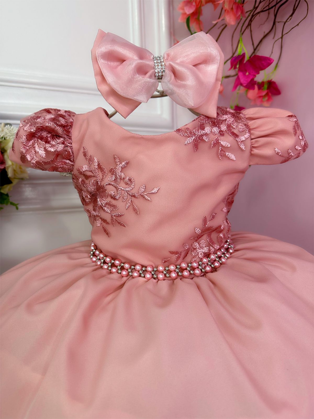 Vestido infantil rosa con encaje, cinturón de perlas y lazo