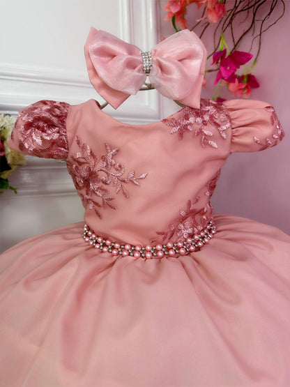 Vestido infantil rosa con encaje, cinturón de perlas y lazo
