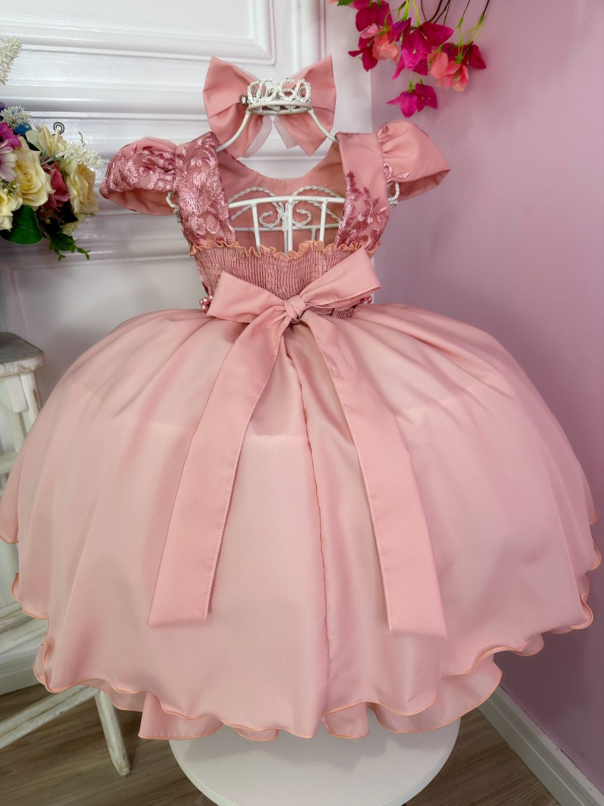Vestido infantil rosa con encaje, cinturón de perlas y lazo