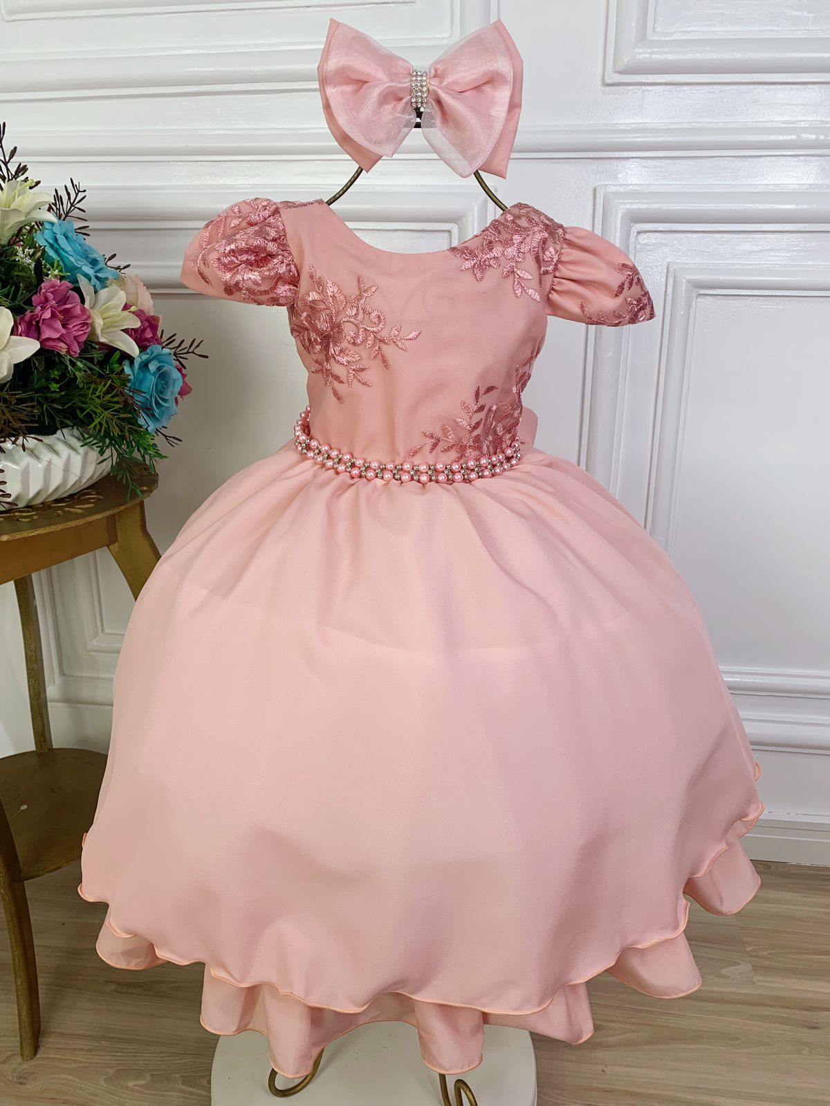 Vestido infantil rosa con encaje, cinturón de perlas y lazo