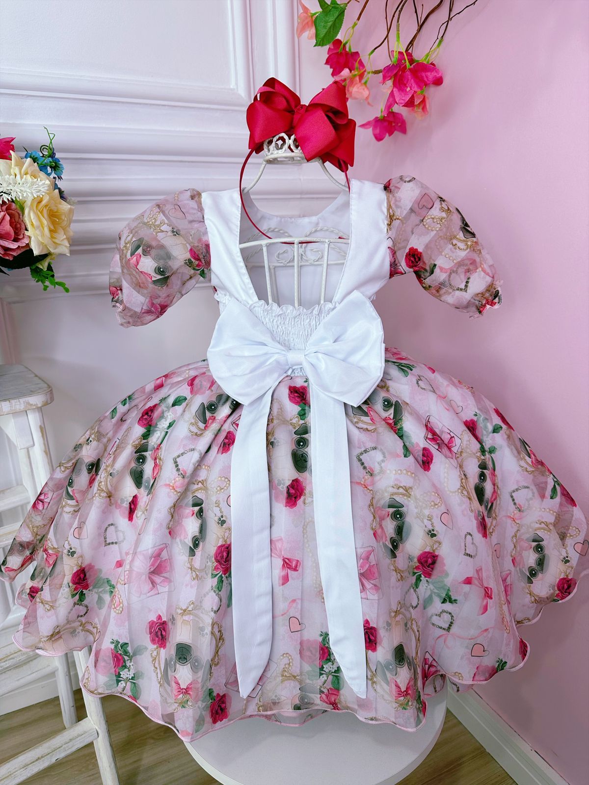 Vestido infantil con lazo y apliques de perrito con flores blancas