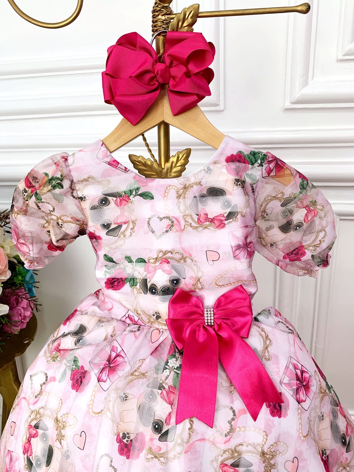 Vestido infantil con lazo y apliques de perrito con flores blancas
