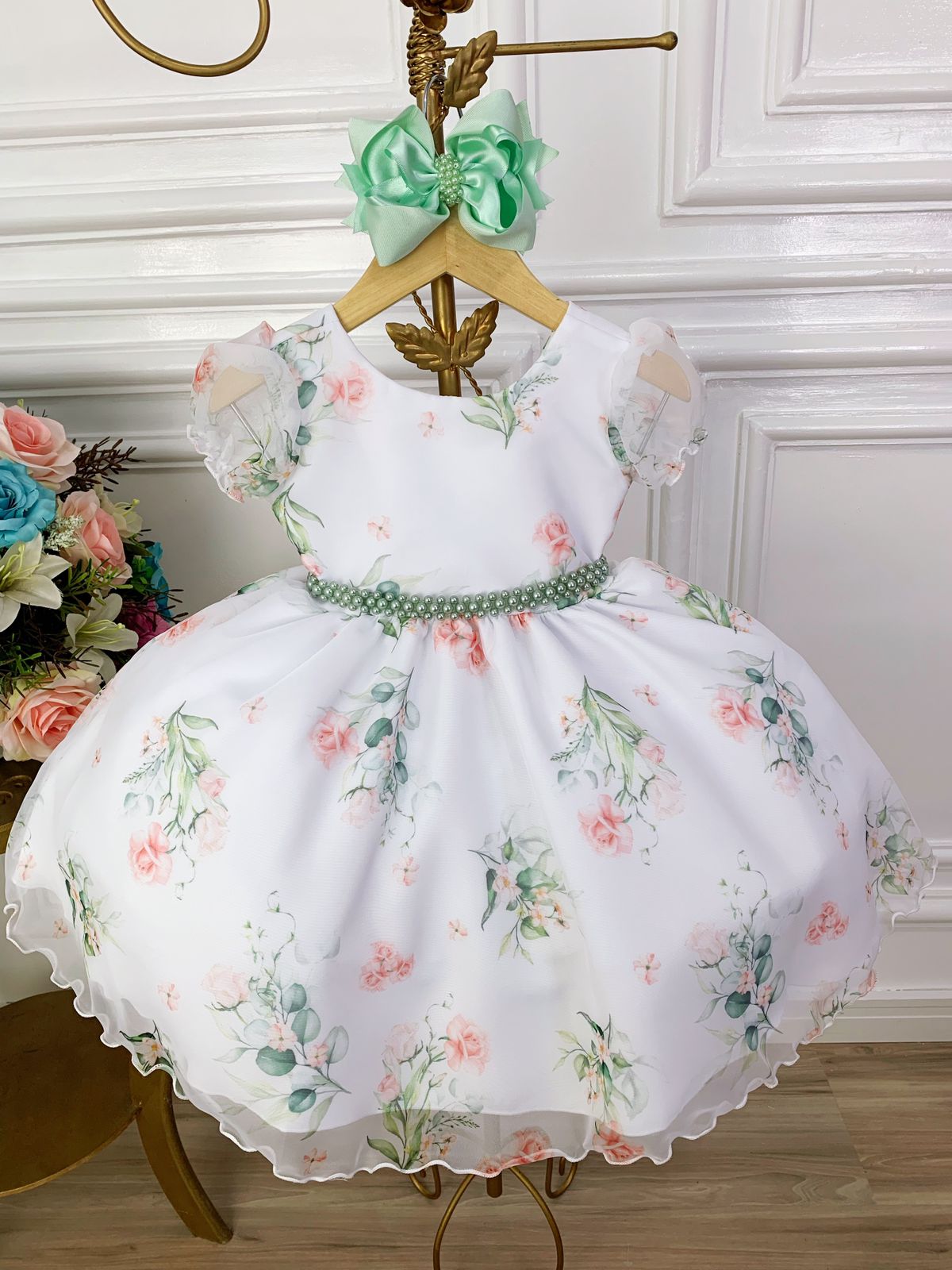 Vestido infantil verde oliva con flores blancas y cinturón de perlas