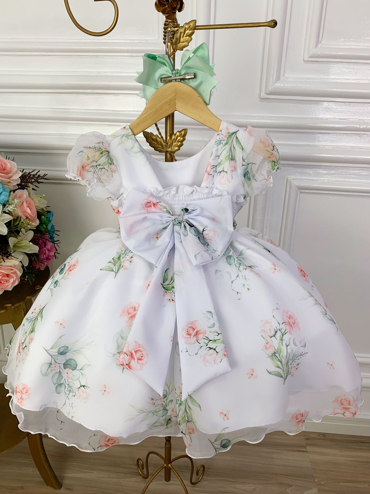 Vestido infantil verde oliva con flores blancas y cinturón de perlas