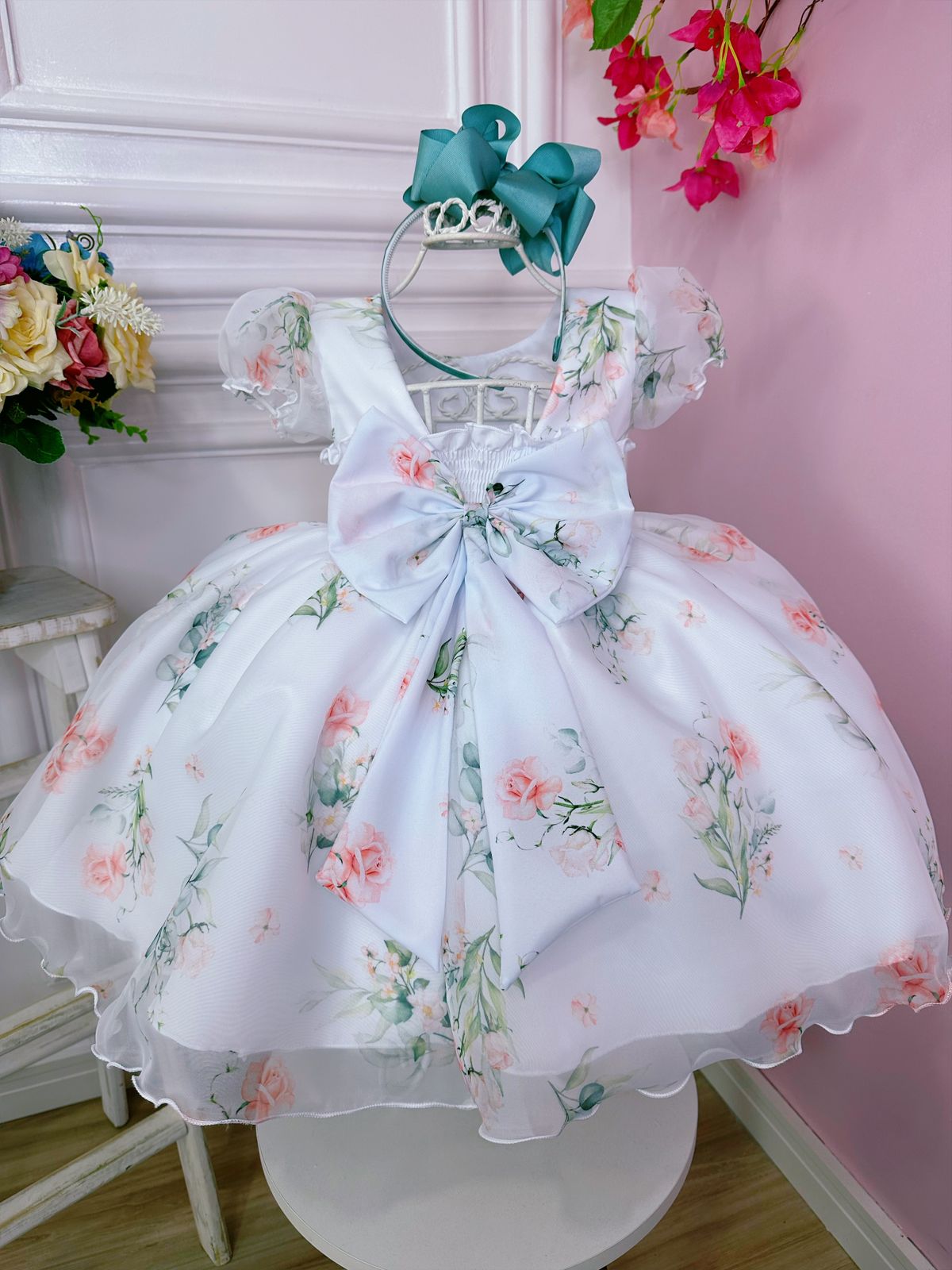 Vestido infantil verde oliva con flores blancas y cinturón de perlas