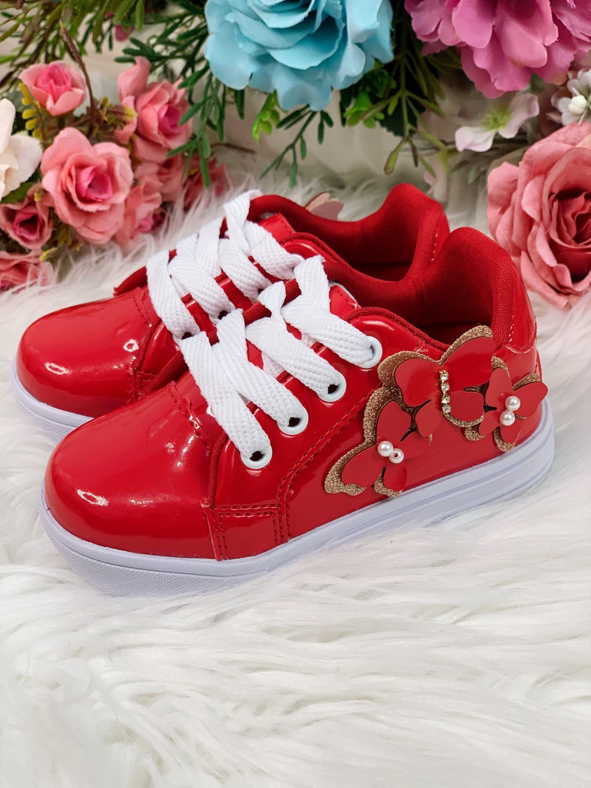 Zapatillas rojas con cordones y aplique de mariposa para niñas 