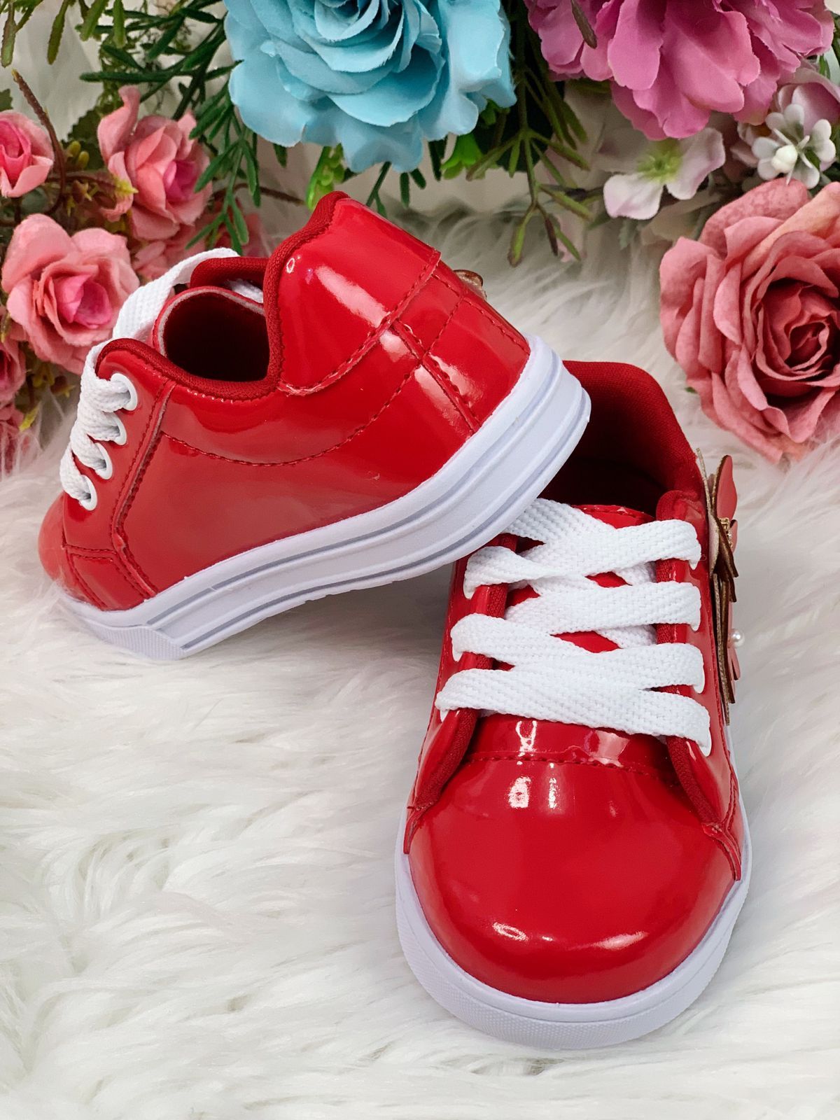 Zapatillas rojas con cordones y aplique de mariposa para niñas 