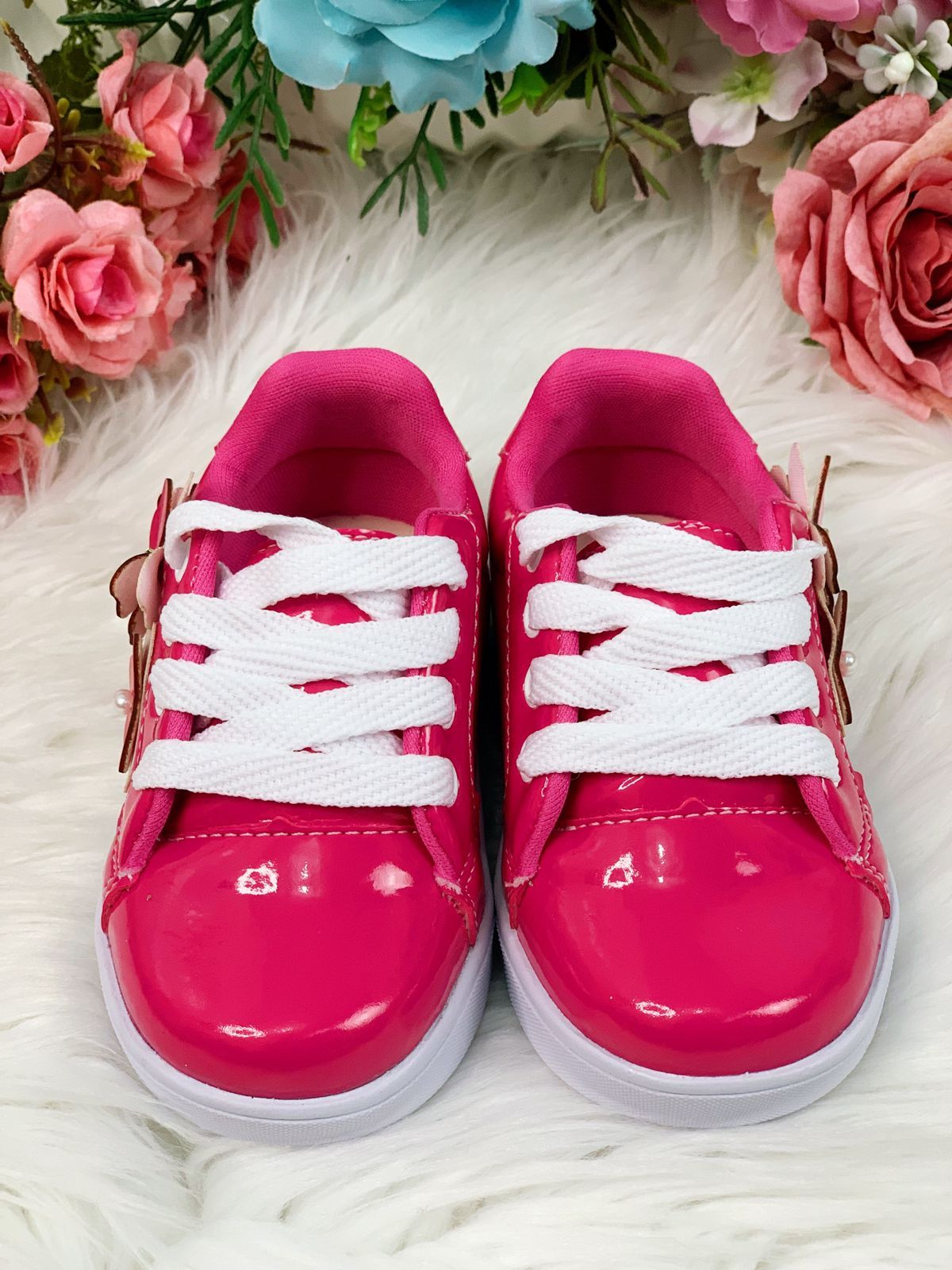 Zapatillas rosas con cordones y aplique de mariposa para niñas 